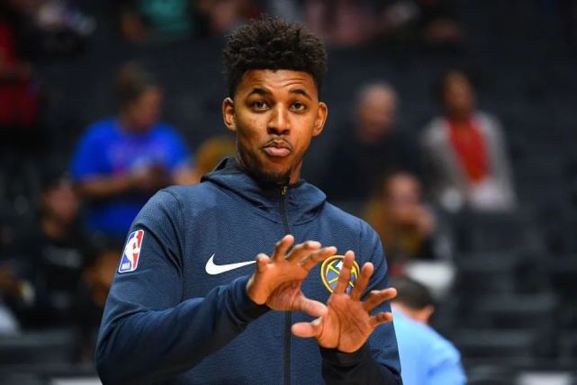 在他身后待 在他身后待